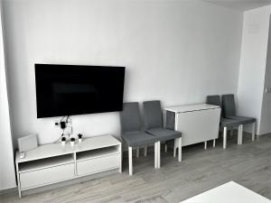 Televízia a/alebo spoločenská miestnosť v ubytovaní VER853 - Estudio con terraza vistas al mar, Piscina, Playa, Centro