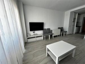 Televízia a/alebo spoločenská miestnosť v ubytovaní VER853 - Estudio con terraza vistas al mar, Piscina, Playa, Centro