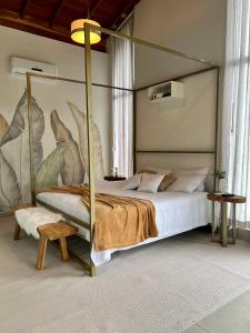 a bedroom with a large bed with a canopy bedngthngthngthngth at Chalé Village Jângal in Machado