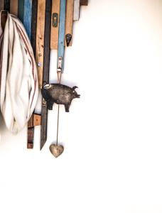 un adorno de pájaro colgando de una pared en Dairyman's Cottage, en Lyndoch