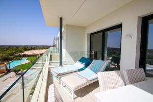 balkon z 2 leżakami i basenem w obiekcie Las Colinas Dreams Limonero 30 w mieście Orihuela