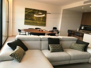 salon z kanapą i stołem w obiekcie Las Colinas Dreams Limonero 30 w mieście Orihuela