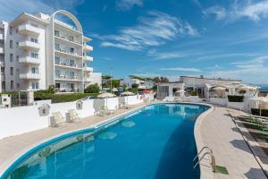ein großes Schwimmbad vor einem Gebäude in der Unterkunft Hotel Cavalluccio Marino in Santa Marinella