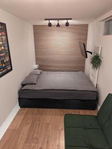 um quarto com uma cama e uma janela com um futon (cama japonesa) em Smart Luxury - Gaming Arena, Gym, Sauna and Jacuzzi em Keflavík