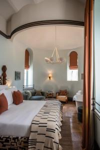 - une chambre avec un grand lit et une salle de bains dans l'établissement Soho House Tel Aviv, à Tel Aviv