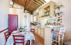 cocina con mesa y sillas en una habitación en Poggio Agli Ulivi en Megognano