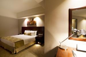 Widus Hotel Clark客房内的一张或多张床位