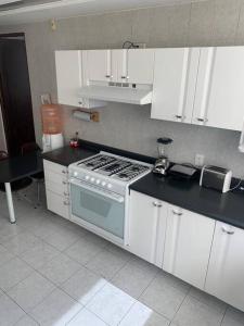 Η κουζίνα ή μικρή κουζίνα στο Hermoso y amplio departamento c/Alberca Interlomas