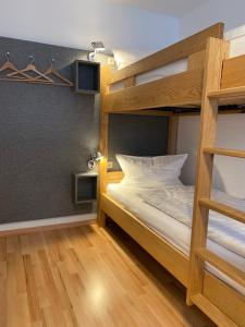 1 dormitorio con 2 literas y escalera en Double B, en Erfurt