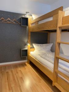 1 Schlafzimmer mit 2 Etagenbetten und einer Leiter in der Unterkunft Double B in Erfurt