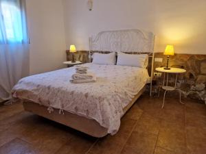 sypialnia z łóżkiem, dwoma stołami i dwoma lampami w obiekcie Casa Rural La Era 3 - Adults Only w mieście Aracena
