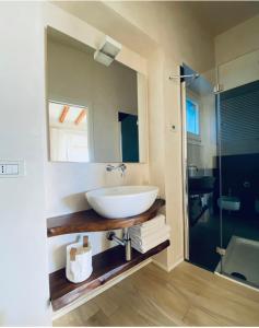 サロにあるB&B Panorama Cinqueのバスルーム(洗面台、鏡付)