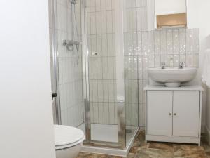 een badkamer met douche, wastafel en toilet bij Hope Cottage in Hambleton +11 foto's