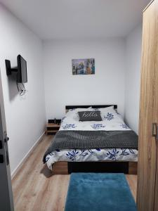 a bedroom with a bed and a tv on the wall at Apartament în Buzău in Buzau