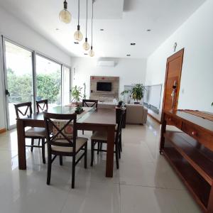 cocina y comedor con mesa y sillas en Casa en Solares del Carcaraña en Oliveros