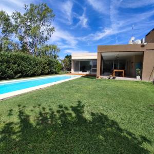 una casa con piscina y patio en Casa en Solares del Carcaraña en Oliveros