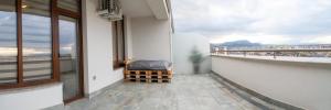- un balcon avec un lit sur le côté du bâtiment dans l'établissement Alex's flats Brașov 2, à Braşov