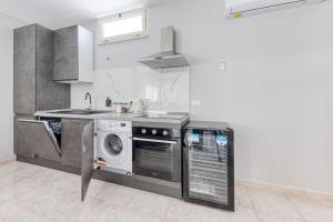 A kitchen or kitchenette at Appartamento lussuoso climatizzato a 200 m dal mare