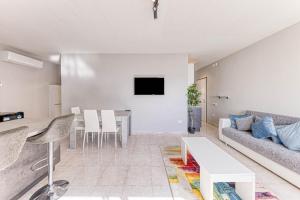 A television and/or entertainment centre at Appartamento lussuoso climatizzato a 200 m dal mare