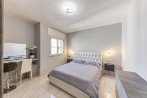 A bed or beds in a room at Appartamento lussuoso climatizzato a 200 m dal mare