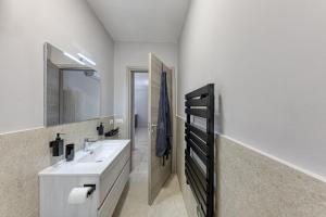 A bathroom at Appartamento lussuoso climatizzato a 200 m dal mare