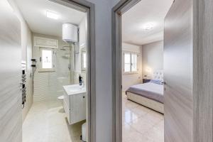 A bathroom at Appartamento lussuoso climatizzato a 200 m dal mare Még 21 kép