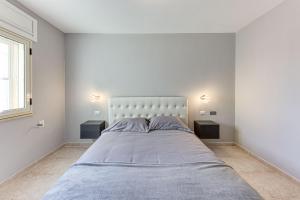 A bed or beds in a room at Appartamento lussuoso climatizzato a 200 m dal mare