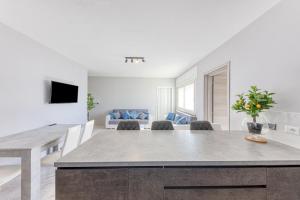 A television and/or entertainment centre at Appartamento lussuoso climatizzato a 200 m dal mare
