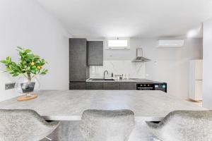 A kitchen or kitchenette at Appartamento lussuoso climatizzato a 200 m dal mare