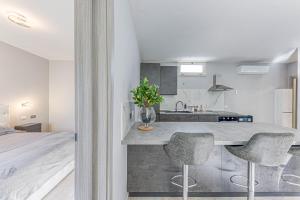 A kitchen or kitchenette at Appartamento lussuoso climatizzato a 200 m dal mare