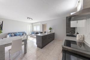 A kitchen or kitchenette at Appartamento lussuoso climatizzato a 200 m dal mare