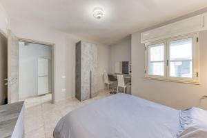 A bed or beds in a room at Appartamento lussuoso climatizzato a 200 m dal mare