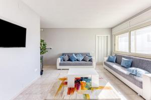 A television and/or entertainment centre at Appartamento lussuoso climatizzato a 200 m dal mare