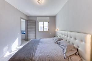 A bed or beds in a room at Appartamento lussuoso climatizzato a 200 m dal mare