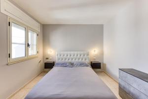 A bed or beds in a room at Appartamento lussuoso climatizzato a 200 m dal mare