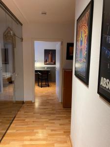 um corredor que leva a uma sala de estar com uma mesa em Double B em Erfurt