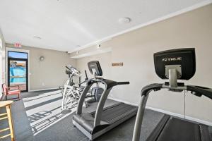 una sala de fitness con cintas de correr y elípticas en Horizon South by Panhandle Getaways, en Panama City Beach