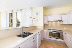 A kitchen or kitchenette at Alcanada Paradise