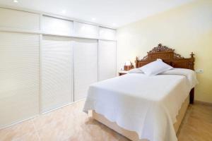 A bed or beds in a room at Alcanada Paradise