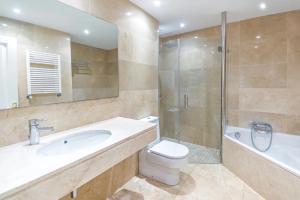 A bathroom at Alcanada Paradise