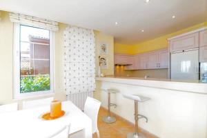 A kitchen or kitchenette at Alcanada Paradise