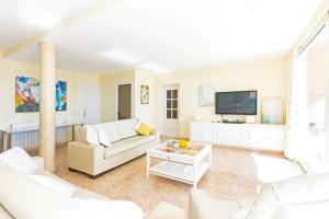 A television and/or entertainment centre at Alcanada Paradise