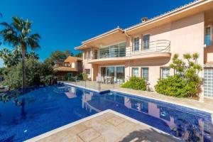 The swimming pool at or close to Alcanada Paradise