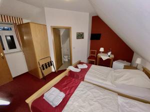 um quarto com uma cama grande num sótão em Privatquartier van Dreuten em Warpe