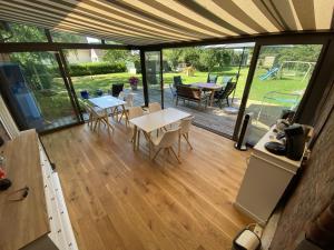 un porche cubierto con mesa y sillas en Privatquartier van Dreuten, en Warpe 7 fotos más