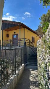 ポジターノにあるCasa la noce Positanoの門と柵のある黄色い家