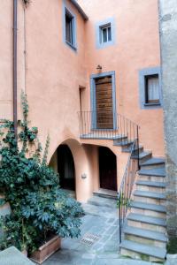 un edificio con escaleras delante de un edificio en La Finestra su Civita, en Lubriano
