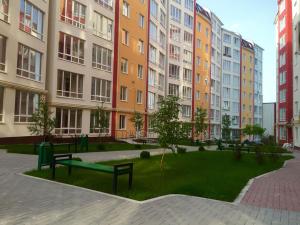 ein Park mit Bänken vor hohen Gebäuden in der Unterkunft comfortable apartment in Chişinău