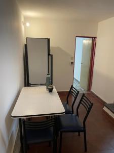 卡塔馬卡的住宿－Departamento zona centro , Catamarca，一张桌子和两张椅子