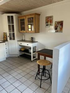 A true nature pearl in idyllic surroundings but close to the city的厨房或小厨房